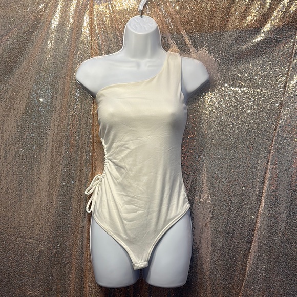 Women’s off shoulder body suit shirt. Off white color with side cut - Picture 1 of 5